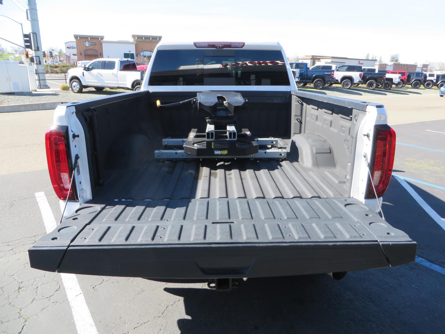 2020 White /BLACK GMC Sierra 2500HD AT4 Crew Cab Short Box 4WD (1GT49PEY9LF) with an 6.6L V8 OHV 16 DIESEL engine, 6A transmission, located at 2630 Grass Valley Highway, Auburn, CA, 95603, (530) 508-5100, 38.937893, -121.095482 - Photo#10